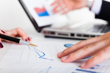 bir toplantı sırasında tartışmak iş