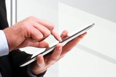 tablet pc tutan bir adam closeup