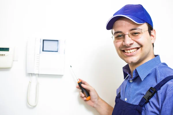 Technicien souriant au travail — Photo