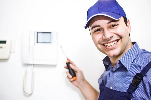 Lächelnder Techniker bei der Arbeit — Stockfoto