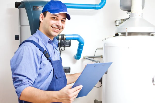 Técnico de manutenção de um aquecedor de água quente — Fotografia de Stock