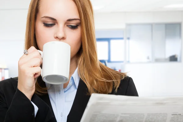 Newspaper and coffee — Stock Photo, Image