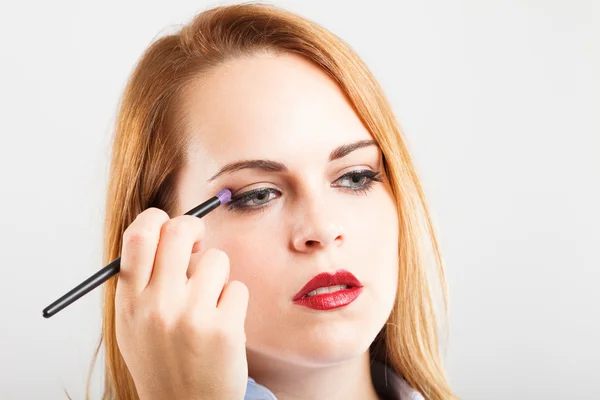 Kvinna applicera ögonskugga — Stockfoto
