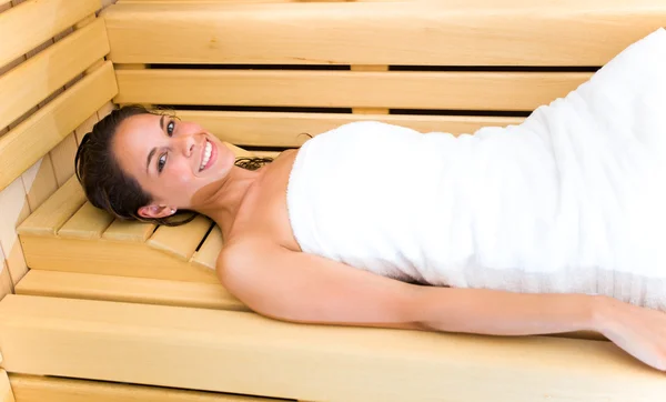 Mujer tomando un baño de sauna — Foto de Stock