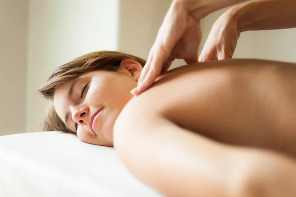 Joven mujer teniendo un masaje — Foto de Stock