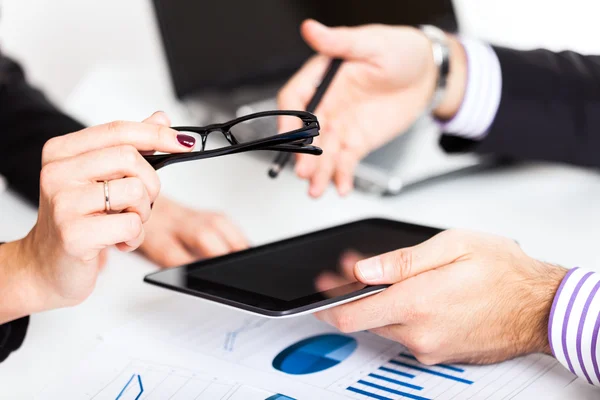 Bei der Arbeit während eines Geschäftstreffens — Stockfoto