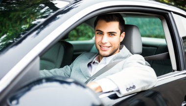 Araba süren bir adam.