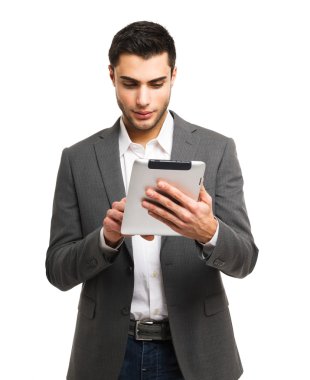 onun tablet bilgisayar kullanan adam