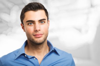 Yakışıklı genç adam portresi