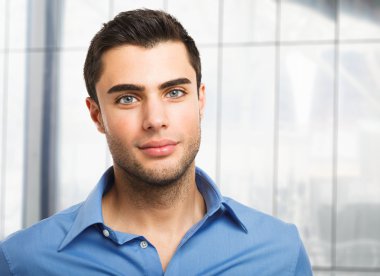 Yakışıklı genç adam portresi