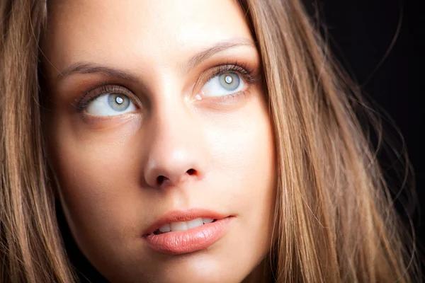 Magnifique portrait de femme d'affaires isolé sur blanc — Photo