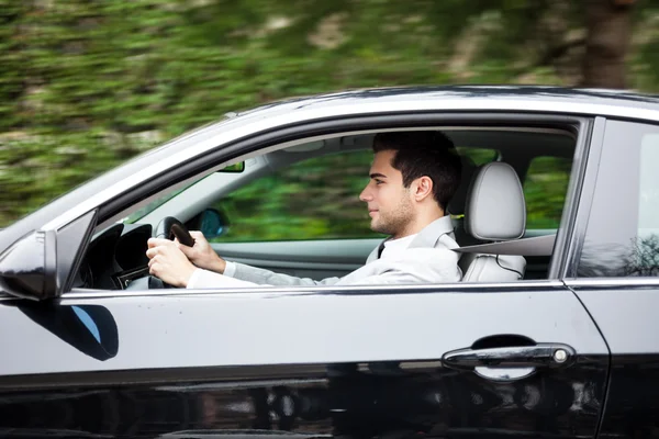 Homem dirigindo um carro — Fotografia de Stock