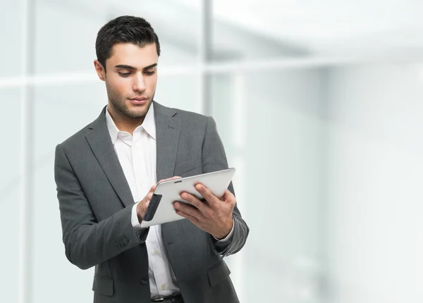 onun tablet bilgisayar kullanan adam