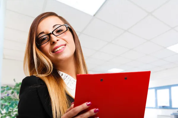 Businesswoman reading a document — Stock Photo, Image