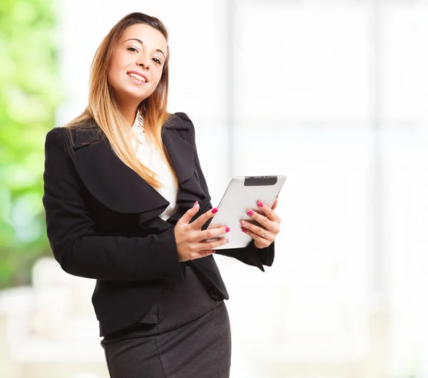 Mujer usando una tableta — Foto de Stock