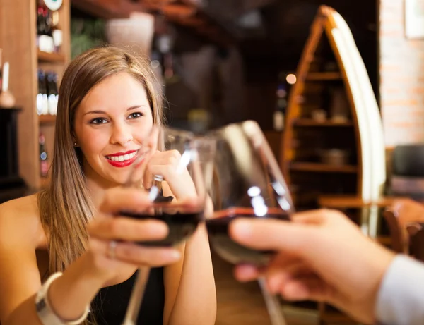 Een koppel dat dineert in een restaurant — Stockfoto