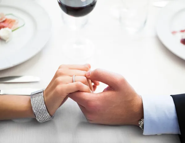 bir İtalyan restoranında akşam yemeği