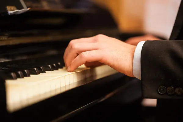 Tocando piano — Foto de Stock