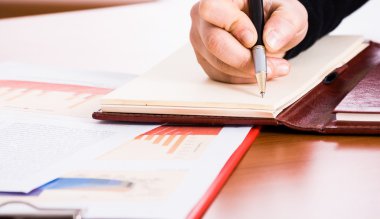 bir defter üzerinde yazma kişi