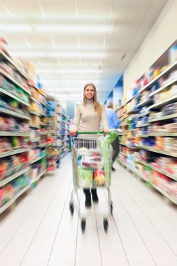 bir süpermarkette alışveriş kadın