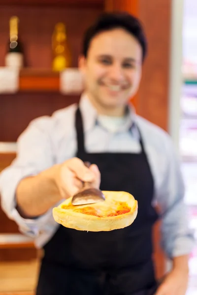 Winkelier serveren een klant — Stockfoto