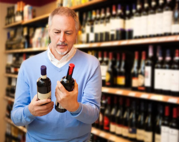 Hombre eligiendo vino —  Fotos de Stock