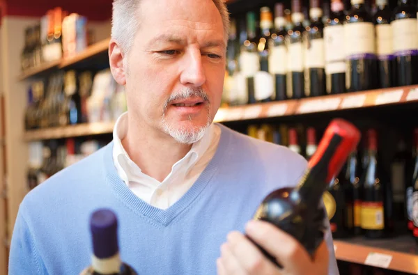 Muž porovnávání dvou vín — Stock fotografie