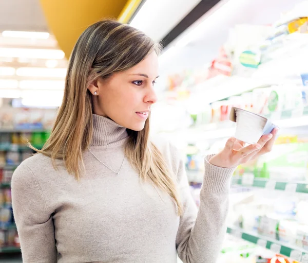 Žena v supermarketu — Stock fotografie