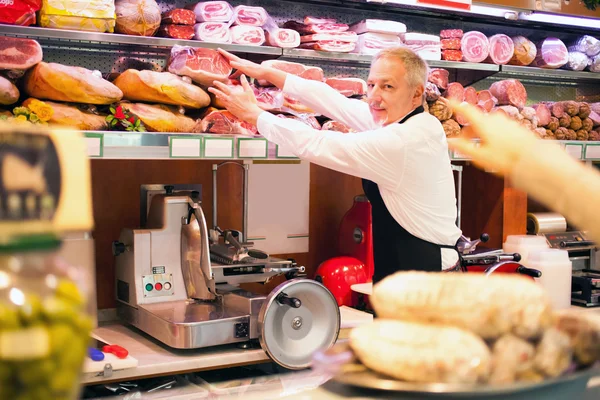 Ladenbesitzer bei der Arbeit in einem Lebensmittelgeschäft — Stockfoto