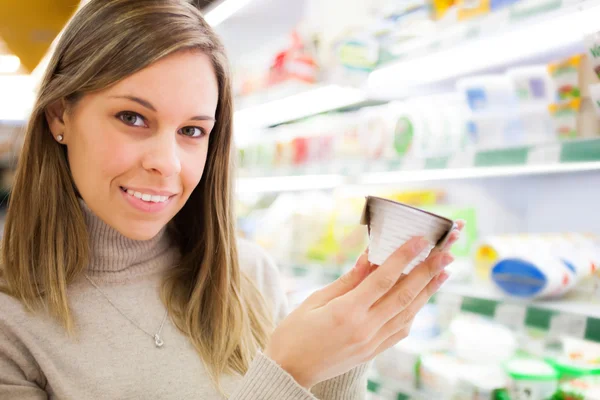 Winkelen bij de supermarkt — Stockfoto