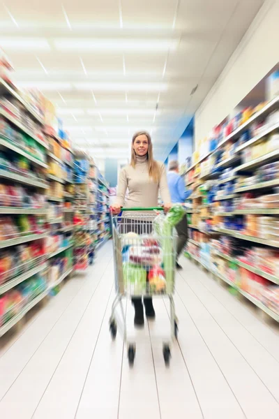 Frau beim Einkaufen im Supermarkt — Stockfoto