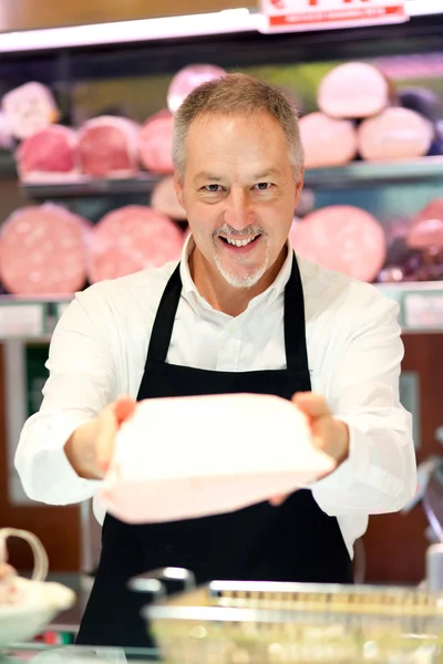 Ladenbesitzer, der einem Kunden dient — Stockfoto