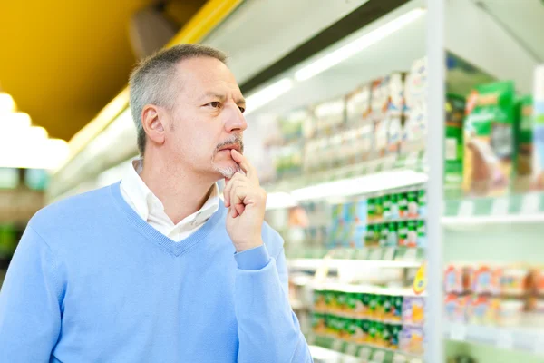 Uomo in un supermercato — Foto Stock