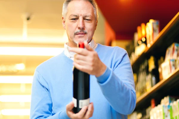 Uomo in un supermercato — Foto Stock