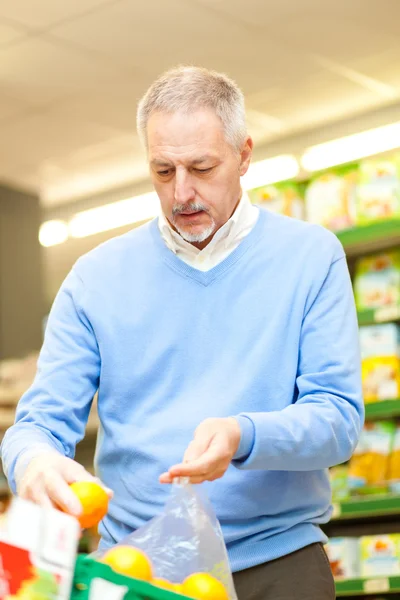 Homem em um supermercado — Fotografia de Stock