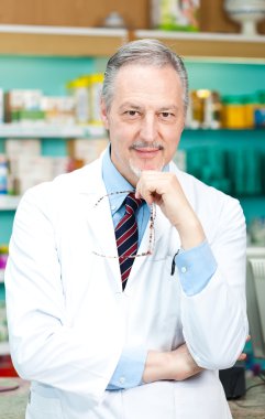 Eczacı iş başında