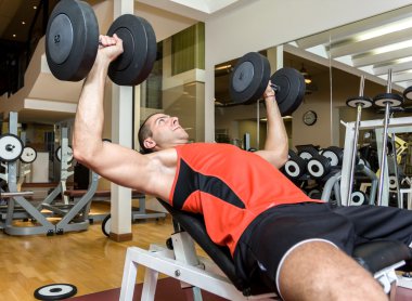 Spor salonunda çalışan bir adam.