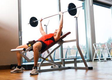 adam bir boyunduruk kaldırılması