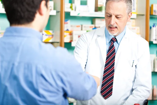 Farmacista al lavoro — Foto Stock