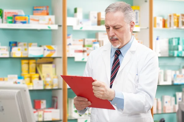 Farmacista che legge una prescrizione — Foto Stock