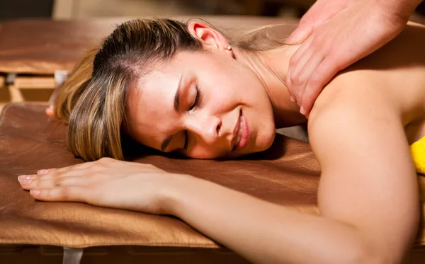 Kobieta robi sobie masaż — Zdjęcie stockowe