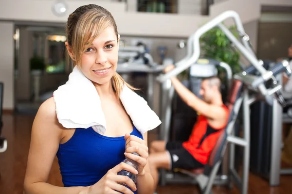 Mujer haciendo fitness — Foto de Stock