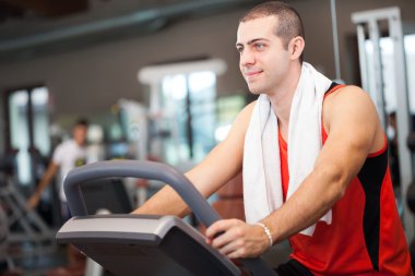 Spor salonunda çalışan bir adam.