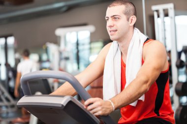 Spor salonunda çalışan bir adam.