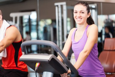 kadın fitness kulübünde eğitim