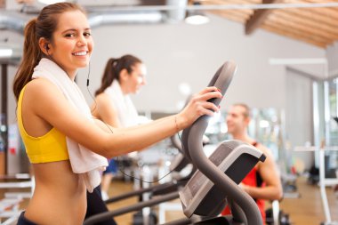 bir spor salonunda eğitim kadın