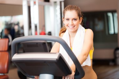 kadın fitness kulübünde eğitim