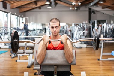 adam bir spor salonunda egzersiz