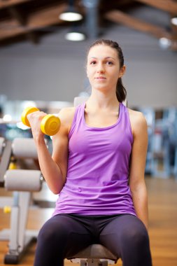 Kadın spor yapıyor.