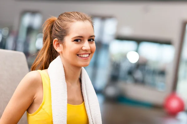 Kobieta uśmiechając się w klub fitness — Zdjęcie stockowe